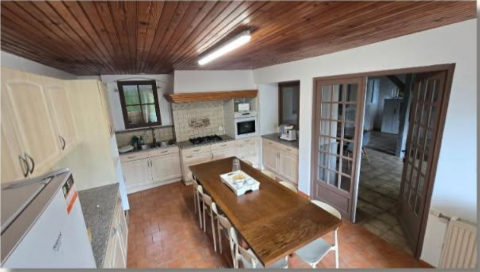 Cuisine entièrement équipée avec table en bois